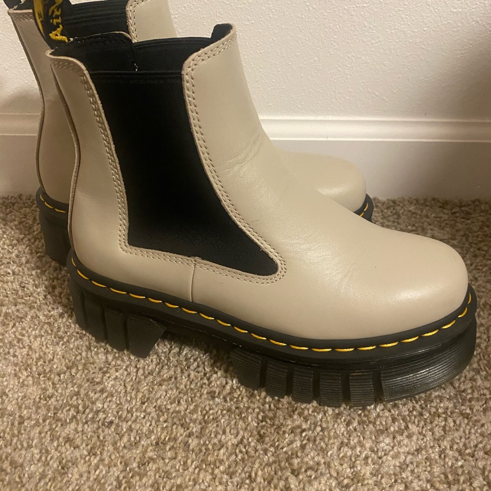 Dr. Martens Cream and Black Chunky Chelsea Boots size 6 Platform fit like a 7